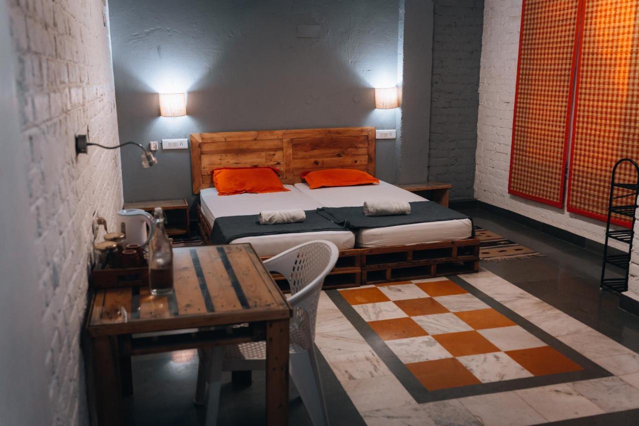 J House Near Bhikaji * New Delhi